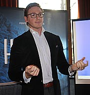 Phillip Muhr stellte "Hallstein Artesian Water" beim Hallstein-Lunch in Sophia's Restaurant & Bar in München vor (©Foto: Martin Schmitz)